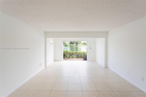 Condo in Miami, Florida, 1 bedroom  № 1362386 - photo 6