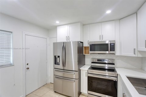 Condo in Miami, Florida, 1 bedroom  № 1362386 - photo 2