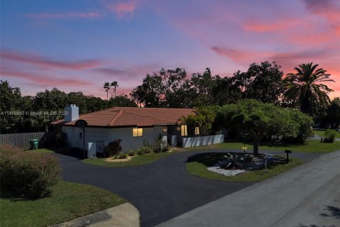 Villa ou maison à vendre à Palmetto Bay, Floride: 4 chambres, 268.67 m2 № 730036 - photo 2