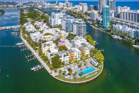 Condo in Miami Beach, Florida, 3 bedrooms  № 972659 - photo 2