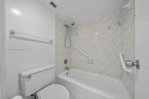 Condominio en venta en Sunny Isles Beach, Florida, 1 dormitorio, 70.79 m2 № 1269265 - foto 18