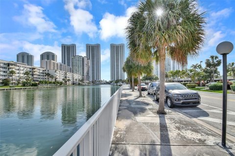 Condo in Sunny Isles Beach, Florida, 1 bedroom  № 1269265 - photo 23