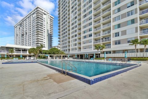 Condominio en venta en Sunny Isles Beach, Florida, 1 dormitorio, 70.79 m2 № 1269265 - foto 25