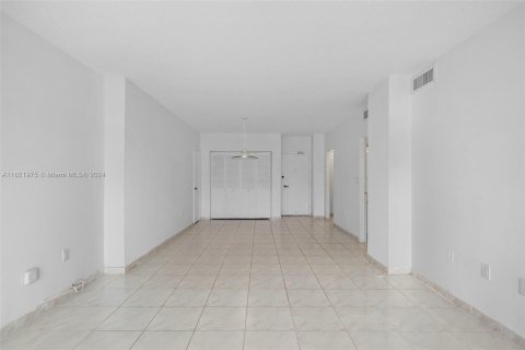 Condominio en venta en Sunny Isles Beach, Florida, 1 dormitorio, 70.79 m2 № 1269265 - foto 9