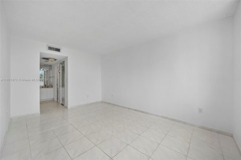 Condo in Sunny Isles Beach, Florida, 1 bedroom  № 1269265 - photo 12