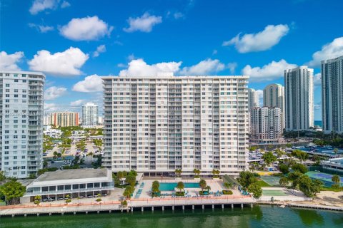 Condo in Sunny Isles Beach, Florida, 1 bedroom  № 1269265 - photo 30