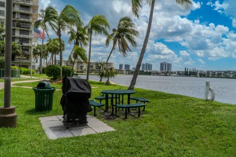 Condo in Aventura, Florida, 2 bedrooms  № 1311038 - photo 25