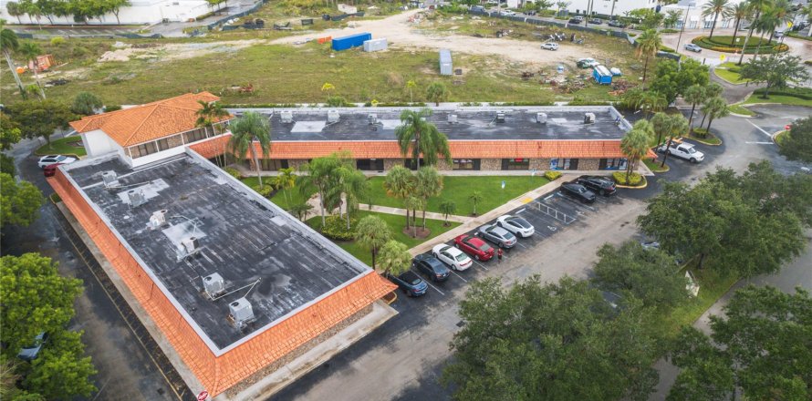 Commercial property in Plantation, Florida № 882390