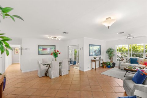 House in Coral Gables, Florida 3 bedrooms, 163.79 sq.m. № 1391503 - photo 4