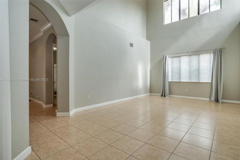 House in Cutler Bay, Florida 5 bedrooms, 438.22 sq.m. № 670060 - photo 15