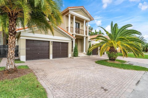 Casa en venta en Cutler Bay, Florida, 5 dormitorios, 438.22 m2 № 670060 - foto 1