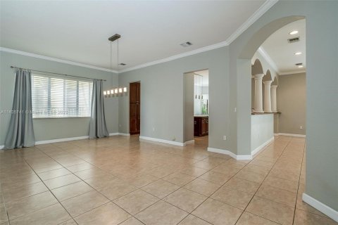 House in Cutler Bay, Florida 5 bedrooms, 438.22 sq.m. № 670060 - photo 13