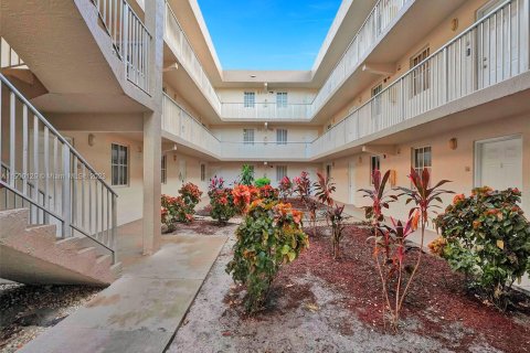 Condominio en venta en Hialeah, Florida, 3 dormitorios, 116.59 m2 № 890124 - foto 3