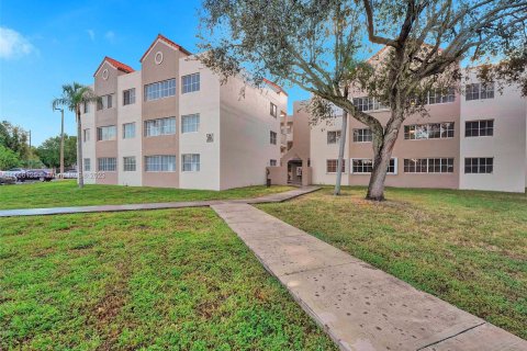 Condominio en venta en Hialeah, Florida, 3 dormitorios, 116.59 m2 № 890124 - foto 1