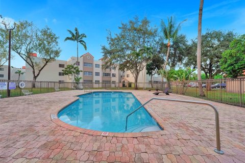 Condominio en venta en Hialeah, Florida, 3 dormitorios, 116.59 m2 № 890124 - foto 25