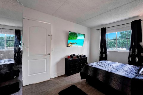 Condo in Hialeah, Florida, 3 bedrooms  № 890124 - photo 17