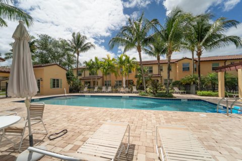 Townhouse in Palm Beach Gardens, Florida 3 bedrooms, 161.09 sq.m. № 1104673 - photo 4