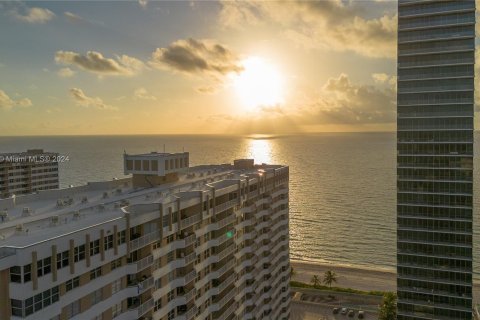 Copropriété à louer à Hallandale Beach, Floride: 2 chambres, 115.2 m2 № 1367043 - photo 2