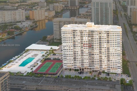 Condo in Hallandale Beach, Florida, 2 bedrooms  № 1367043 - photo 1