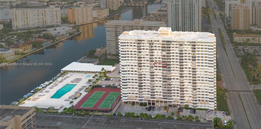 Condo in Hallandale Beach, Florida, 2 bedrooms  № 1367043