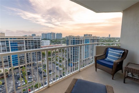 Condo in Hallandale Beach, Florida, 2 bedrooms  № 1367043 - photo 4