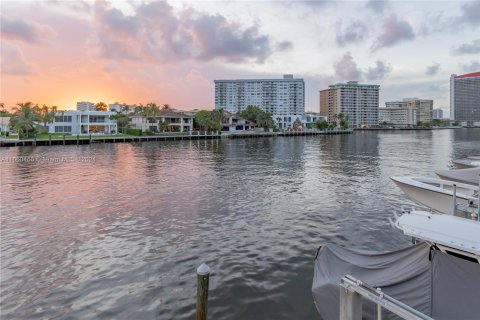 Condo in Hallandale Beach, Florida, 2 bedrooms  № 1367043 - photo 30