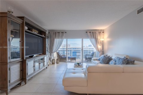 Condo in Hallandale Beach, Florida, 2 bedrooms  № 1367043 - photo 6