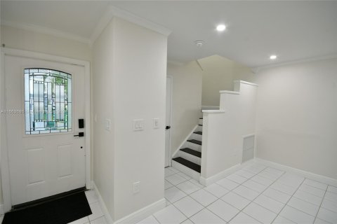 House in Miami, Florida 3 bedrooms, 134.62 sq.m. № 1367011 - photo 20