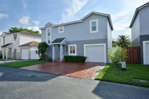 House in Miami, Florida 3 bedrooms, 134.62 sq.m. № 1367011 - photo 6