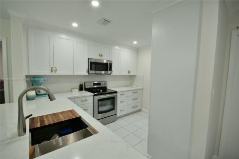 House in Miami, Florida 3 bedrooms, 134.62 sq.m. № 1367011 - photo 9