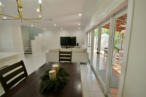 House in Miami, Florida 3 bedrooms, 134.62 sq.m. № 1367011 - photo 14