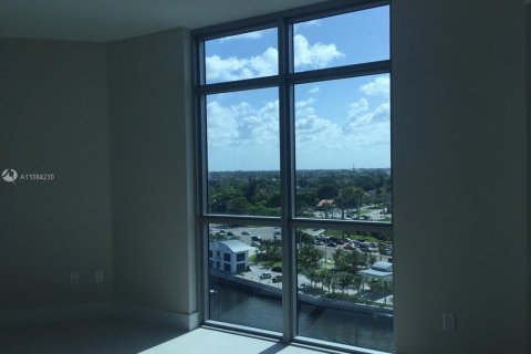 Condo in North Miami Beach, Florida, 2 bedrooms  № 2941 - photo 5