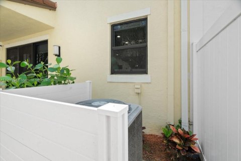 Townhouse in Pembroke Pines, Florida 3 bedrooms № 1117528 - photo 16