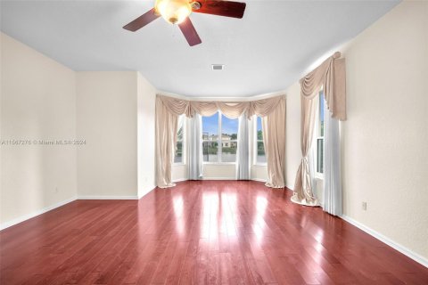House in Miramar, Florida 4 bedrooms, 332.5 sq.m. № 1116097 - photo 24