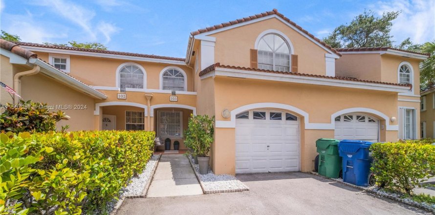 Townhouse in Miami Lakes, Florida 3 bedrooms, 141.68 sq.m. № 1116098