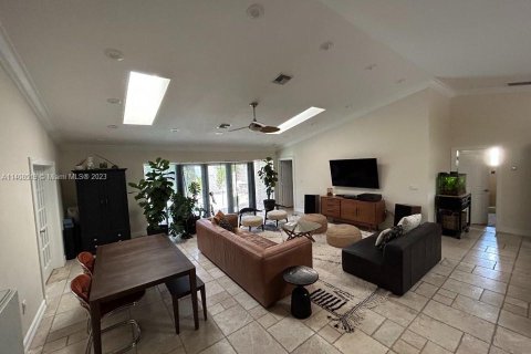 Villa ou maison à vendre à North Miami Beach, Floride: 5 chambres, 259.66 m2 № 568543 - photo 10