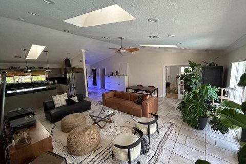 Villa ou maison à vendre à North Miami Beach, Floride: 5 chambres, 259.66 m2 № 568543 - photo 12