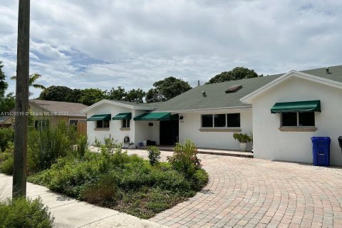 Купить виллу или дом в Норт-Майами-Бич, Флорида 5 спален, 259.66м2, № 568543 - фото 1