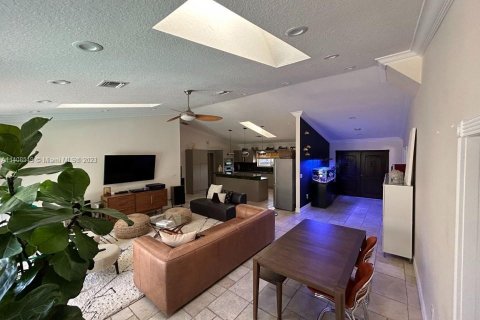 Villa ou maison à vendre à North Miami Beach, Floride: 5 chambres, 259.66 m2 № 568543 - photo 11