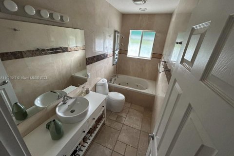 Villa ou maison à vendre à North Miami Beach, Floride: 5 chambres, 259.66 m2 № 568543 - photo 16