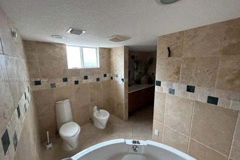 Villa ou maison à vendre à North Miami Beach, Floride: 5 chambres, 259.66 m2 № 568543 - photo 30
