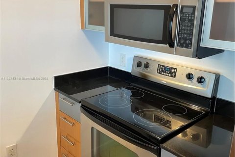 Condo in Miami, Florida, 1 bedroom  № 1369065 - photo 7