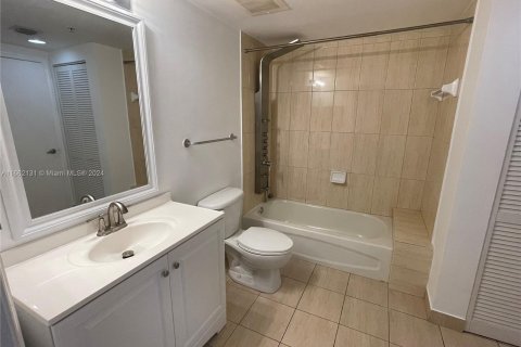 Condo in Miami, Florida, 1 bedroom  № 1369065 - photo 11