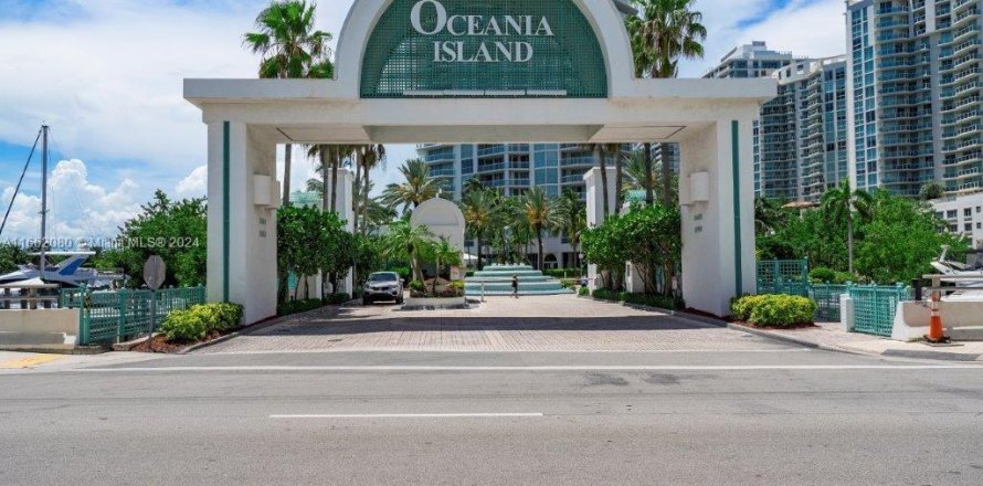 Condo in Sunny Isles Beach, Florida, 2 bedrooms  № 1369025