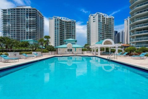 Condo in Sunny Isles Beach, Florida, 2 bedrooms  № 1369025 - photo 26