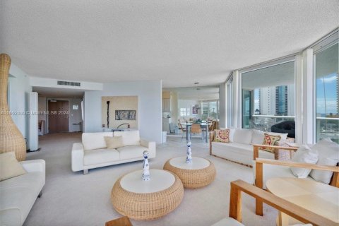 Condo in Sunny Isles Beach, Florida, 2 bedrooms  № 1369025 - photo 7