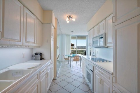 Condo in Sunny Isles Beach, Florida, 2 bedrooms  № 1369025 - photo 12