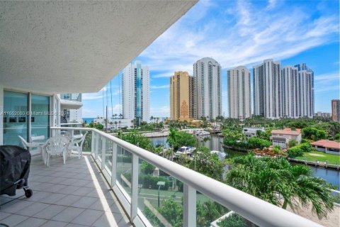 Condo in Sunny Isles Beach, Florida, 2 bedrooms  № 1369025 - photo 23