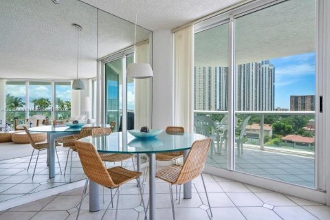 Copropriété à louer à Sunny Isles Beach, Floride: 2 chambres, 163.51 m2 № 1369025 - photo 9