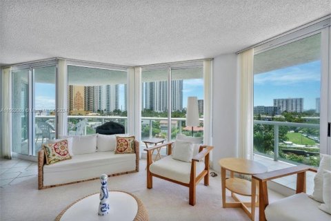 Copropriété à louer à Sunny Isles Beach, Floride: 2 chambres, 163.51 m2 № 1369025 - photo 6